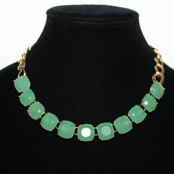 Beautiful gold and green gem necklace 16"